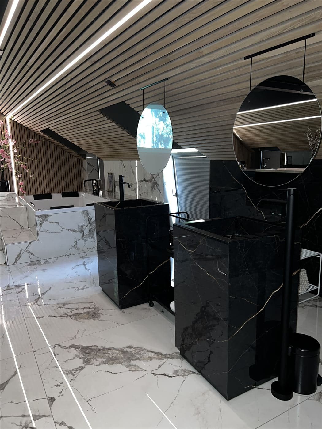 Hotelbad in Schwarz-Weiß-Marmor