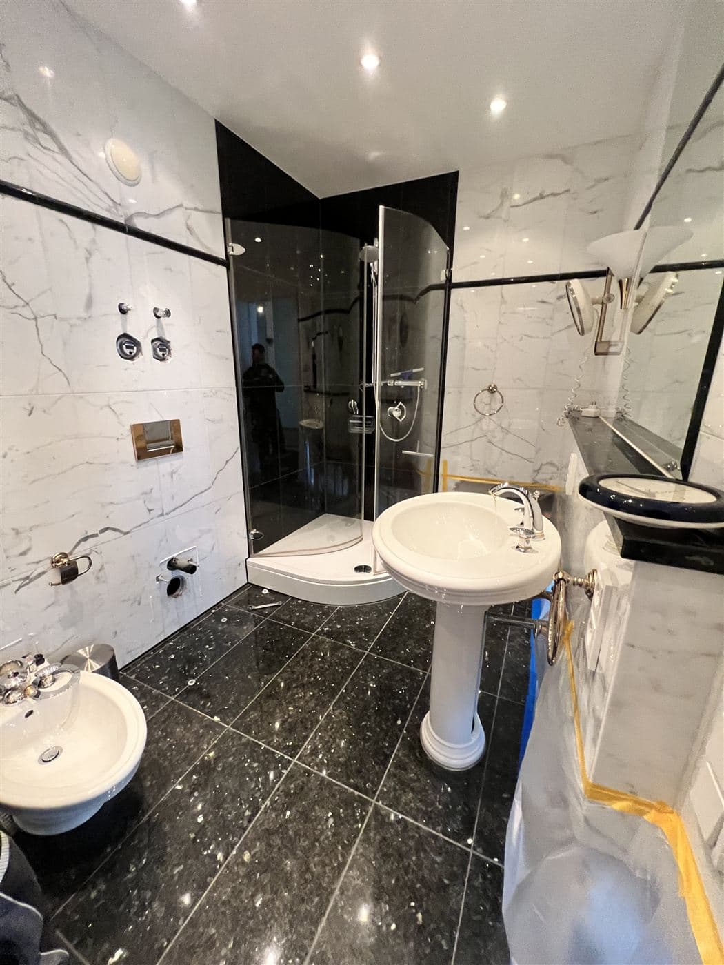 Marmor-Bad mit begehbarer Dusche: vorher